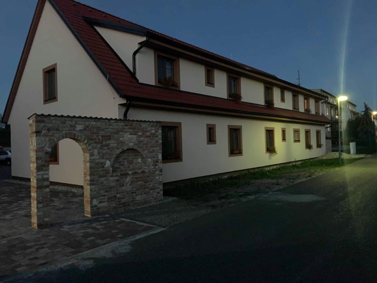 Penzion Tramín Valtice Exterior foto